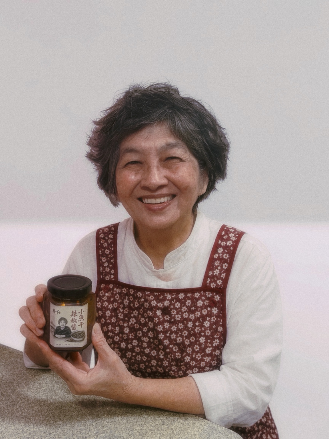 阿嬤拿著橋下小魚乾辣椒醬的原照片